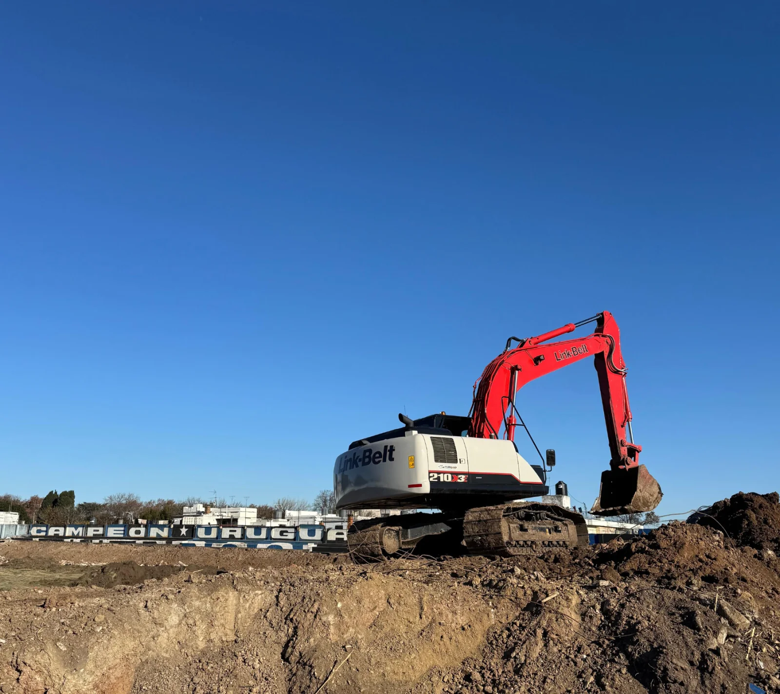 La excavadora Link-Belt participa de las obras de remodelación del nuevo estadio del Liverpool Fútbol Club, en Uruguay